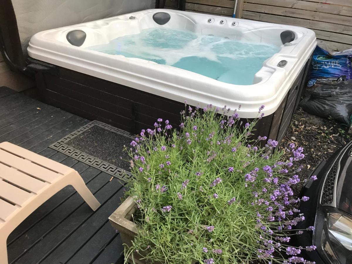 Love-Nest With Private Hot Tub Toronto Dış mekan fotoğraf