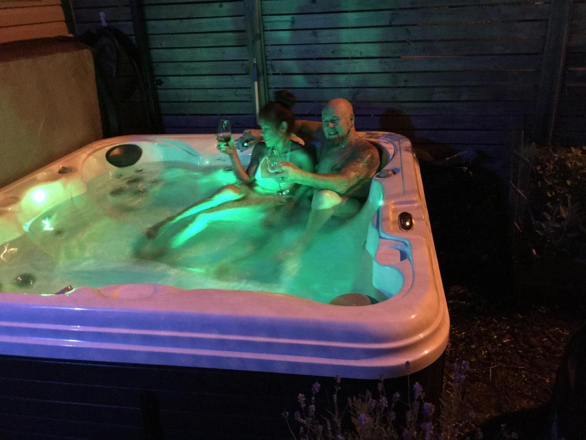 Love-Nest With Private Hot Tub Toronto Dış mekan fotoğraf